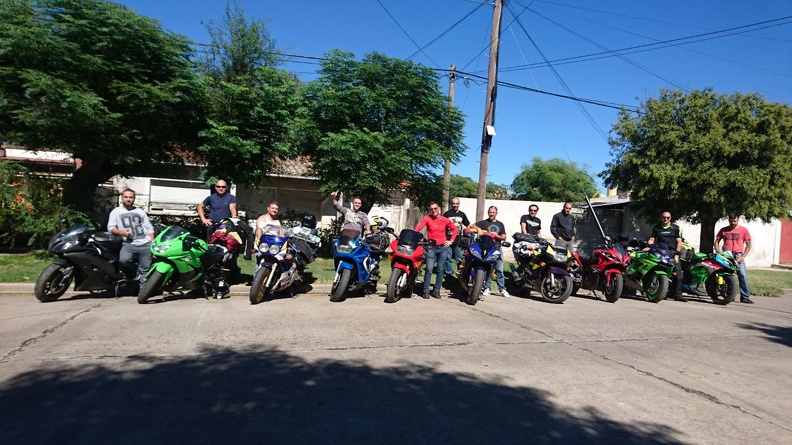 Los bufandas con sus motos a 45 grados del cordon