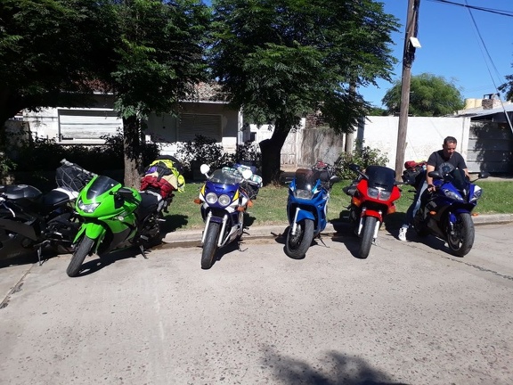 Pali sobre su r6 azul y varias motos 600 cc