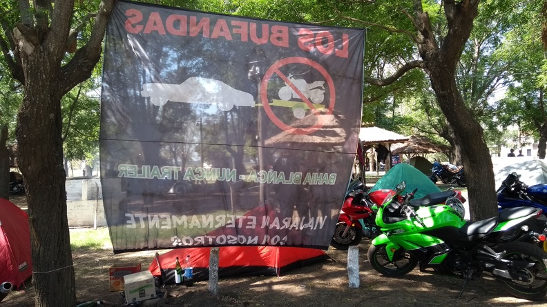 Bandera de los bufandas colgada de un arbol en un encunetro de motos