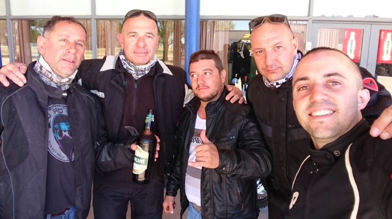 Pali, oreja,piter, pasuso y elbrirra abrazados con una cerveza en la mano