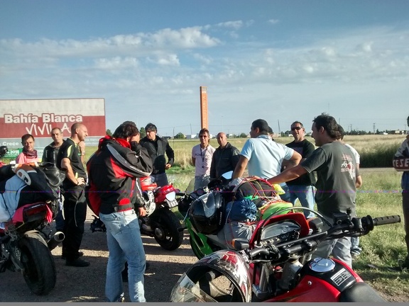 Llegada a bahia blanca motos estacioandas al costado de la rotonda