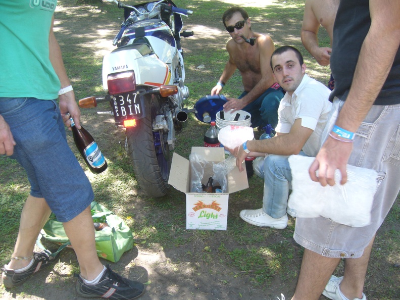 Foto grupal de Bufandas compartiendo un momento de amistad