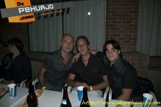 Foto de 3 bufandas abrazandose para la foto, Pedrito es el bufanda a la derecha de la foto 